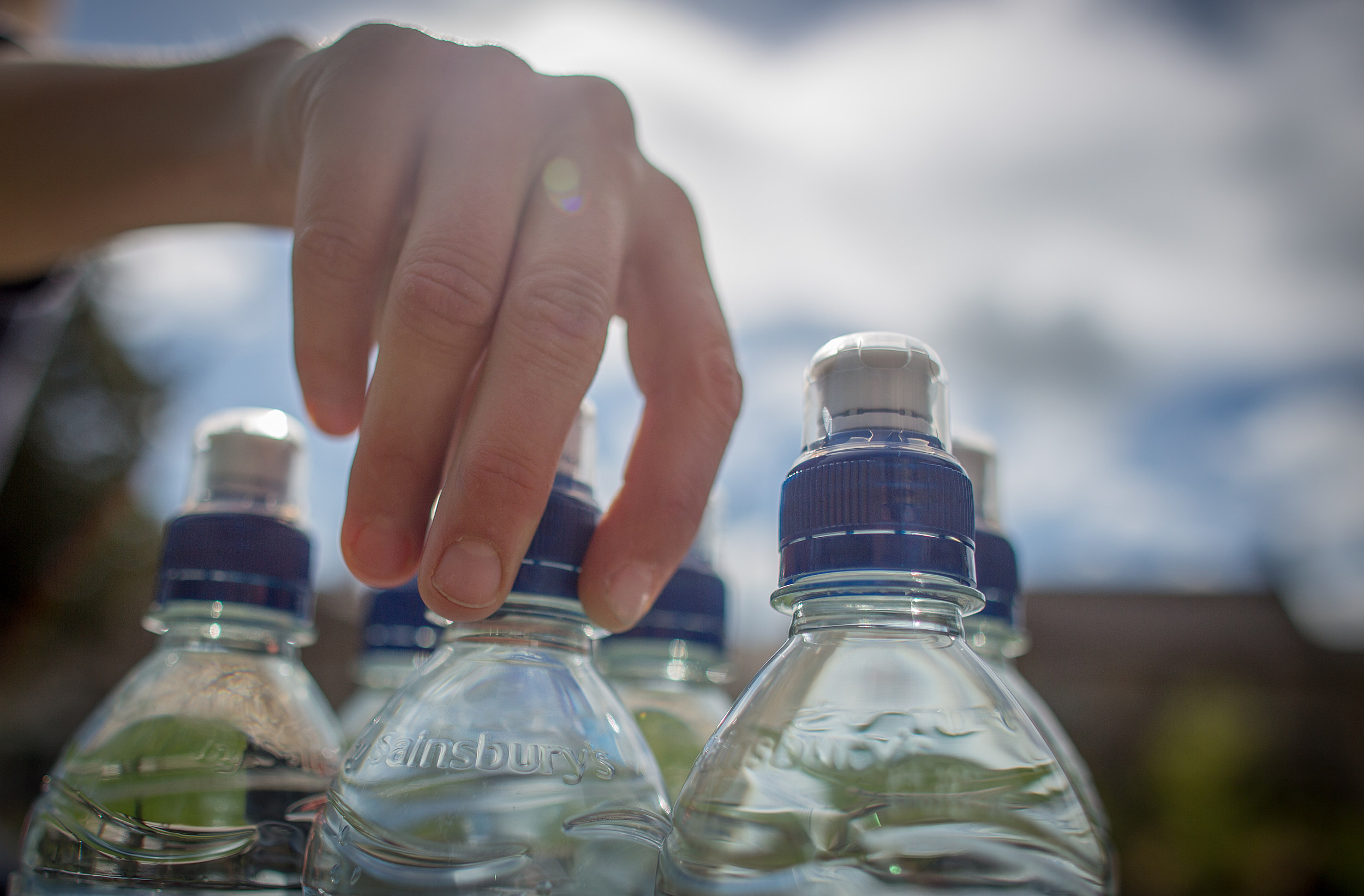 Бесплатная питьевая вода. Пластиковая бутылка для воды. Питьевая вода в бутылках. Бутилированная вода в пластиковых бутылках. Питьевые бутылочки для воды.