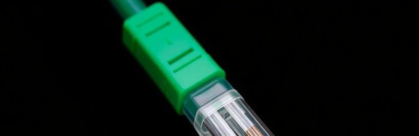 Оптический кабель: почему свет оказался лучше меди и как с ним жить дальше